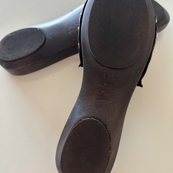 DONALD PLINER RUBY RED SATIN DARK WOOD SLIP-ONS....BRAND NEW/11M - Picture 8 of 9